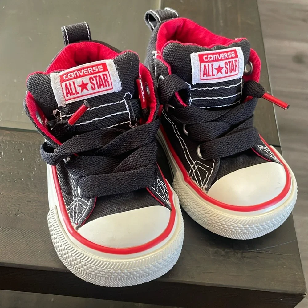 Converse super cute black and red infant toddler size 4 Both girls and boys